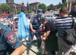 Գյումրիում  ոստիկանը գոռում է տարեց կնոջ վրա (տեսանյութ)