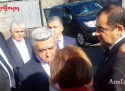 Իմ սեփականությո՞ւնն ա, որ որոշում կայացնեմ. Սերժ Սարգսյանը` իր տան դիմաց հավաքված կոնդեցիներին (ֆոտո, վիդեո)   armlur