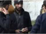 ՔՊ-ի աջակիցը, գումարը ձեռքին շրջում է Տեղի ընտրատեղամասի մոտակայքում ՔՊ-ի աջակիցը, գումարը ձեռքին շրջում է Տեղի ընտրատեղամասի մոտակայքում