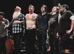 Ամերիկյան Eagles of Death Metal ռոք խումբը առաջին անգամ ելույթ կունենա Փարիզում ահաբեկչական դեպքերից հետո...