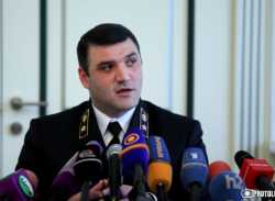ՀՀԿ անդամ ներկայացող մի կին տևական ժամանակ կոպտորեն խոչընդոտում էր «Ազատության» լրագրողի աշխատանքը, հրում, քաշքշում, թքում լրագրող վրա