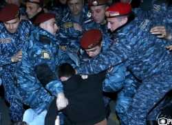 Արթուր Սարգսյանի հիշատակի բողոքի ակցիայի ժամանակ ոստիկանները հարձակվել են ժողովրդի վրա (Տեսանյութ) 