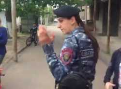 Չարբախում ոստիկանության աշխատակցուհին փորձել է խոչընդոտել «Ելք»-ի քարոզարշավը   Hayeli