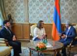 ՆԱԽԱԳԱՀԸ ԸՆԴՈՒՆԵԼ Է «ՍՏԱՆԴԱՐՏ» ԺԱՄԱՆԱԿԱԿԻՑ ԱՐՎԵՍՏԻ ՄԻՋԱԶԳԱՅԻՆ ՏՐԻԵՆԱԼԵԻ ԳԼԽԱՎՈՐ ՀԱՄԱԴՐՈՂԻՆ ՆԱԽԱԳԱՀԸ ԸՆԴՈՒՆԵԼ Է «ՍՏԱՆԴԱՐՏ» ԺԱՄԱՆԱԿԱԿԻՑ ԱՐՎԵՍՏԻ ՄԻՋԱԶԳԱՅԻՆ ՏՐԻԵՆԱԼԵԻ ԳԼԽԱՎՈՐ ՀԱՄԱԴՐՈՂԻՆ