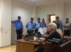 Ծեծկռտուք Էրեբունու դատարանում. լեզվաբանի ամուսնու սպանության գործով կողմերին հեռացրին նիստերի դահլիճից (տեսանյութ)  Tert