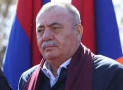 Է՜խ, Մանվե՜լ, գլուխդ բարձրացրու ու տես՝ ինչ անարժաններ են երկիրը ժառանգել…