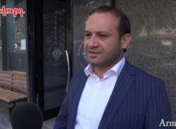 ՏԵՍԱՆՅՈՒԹ․ Դավթաշեն վարչական շրջանի ղեկավարը մի խումբ տղամարդկանց հետ կանգնած է ՔՊ-ի գրասենյակի դիմաց