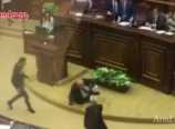 ՏԵՍԱՆՅՈՒԹ. ԵՊՀ ռեկտոր Արամ Սիմոնյանն ԱԺ ամբիոնից իջնելիս վայր է ընկել Armlur ՏԵՍԱՆՅՈՒԹ. ԵՊՀ ռեկտոր Արամ Սիմոնյանն ԱԺ ամբիոնից իջնելիս վայր է ընկել Armlur