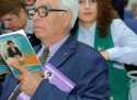 Այս գրքերը դնում եմ կրծքիս, հետո՝ համբուրում Այս գրքերը դնում եմ կրծքիս, հետո՝ համբուրում