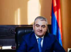 «Ողնաշար ջարդող» Արմանը ակտիվ է ֆեսյբուքում... Politik