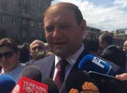 Նիստն ավարտվեց, բոլորը դուրս եկան, իսկ քաղաքապետը հետնամուտքից սուսուփուս ծլկեց