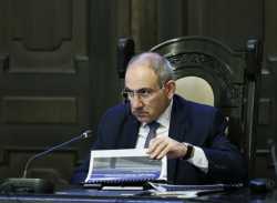 Պաշտոնակռիվը սկսված է. «Հրապարակ»