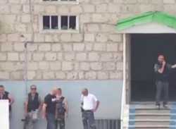 «2-րդ օրն է ունենք սննդի խնդիր, տարածքից հեռացրել են նաեւ բժիշկներին, ուրեմն չթույլատրված մեթոդներով հատուկ գործողություն պետք է կատարեն»
