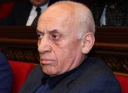 ՀՀԿ-ն որոշել է Թոխմախի Մհերին փոխարինել Սնխչի Հարութով. «Սնխչին ուր, Մհերն ուր». «Հրապարակ»